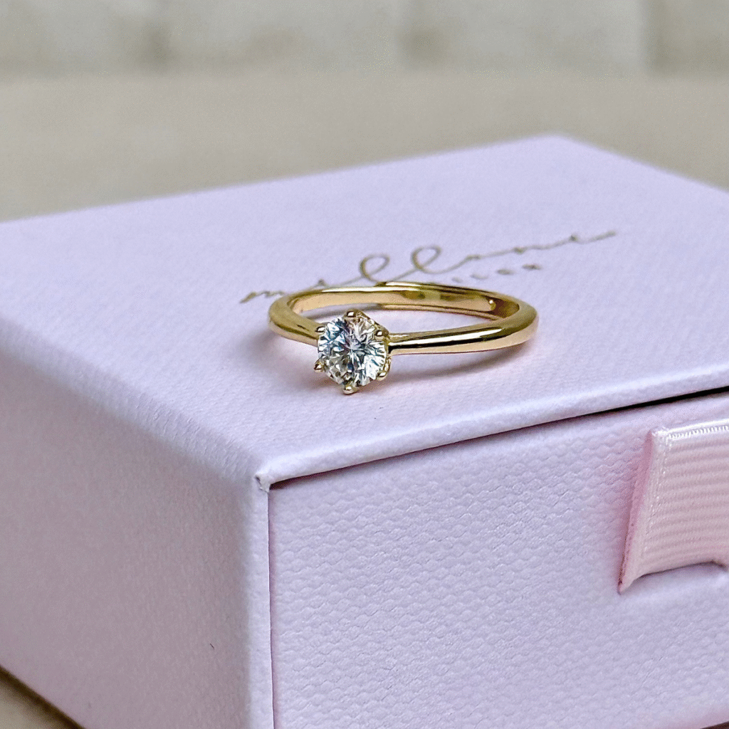 Pierścionek pozłacany z jednym centralnym Moissanitem Tiffany