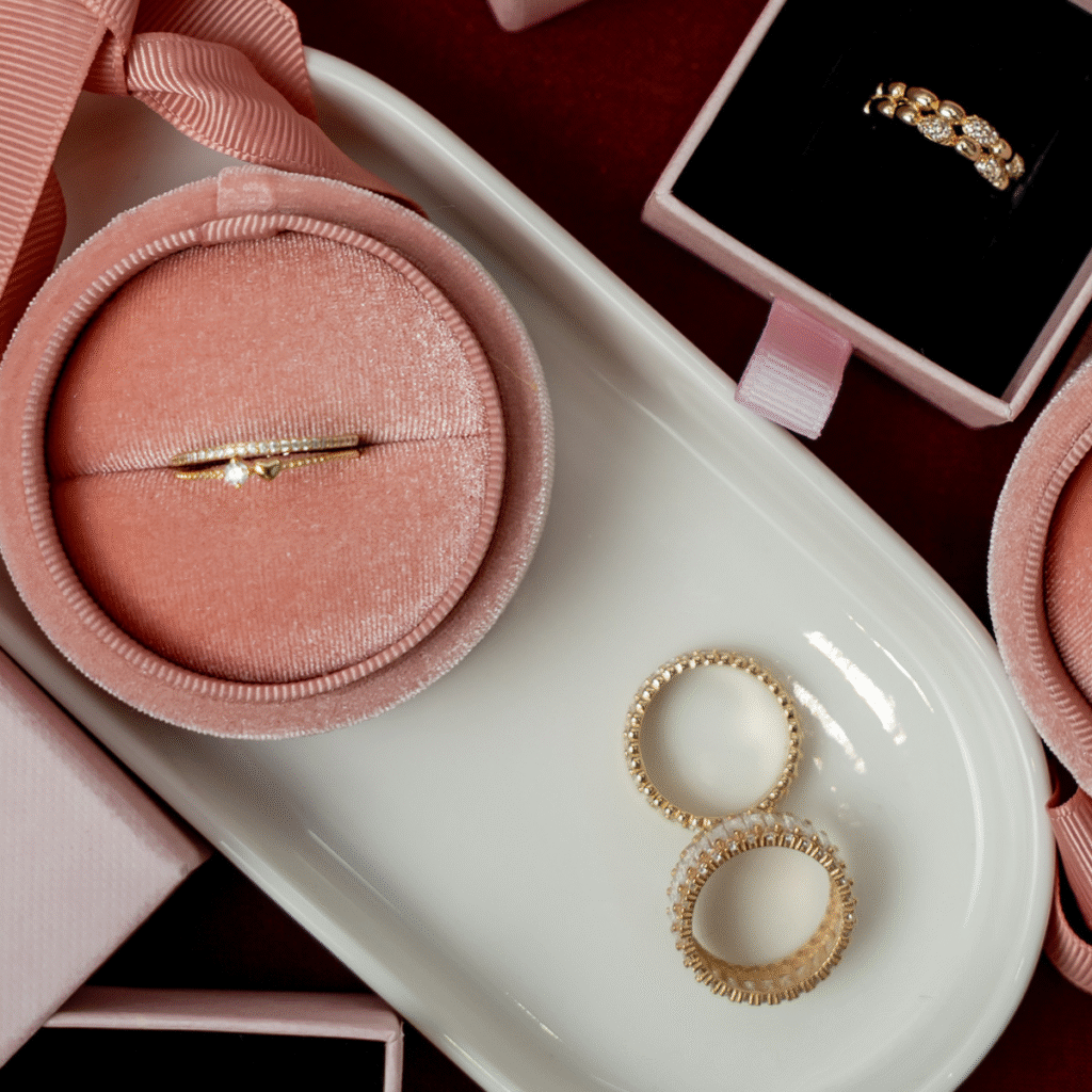 Pierścionek pozłacany niedomknięty, podwójny z cyrkoniami i serduszkiem Rosie