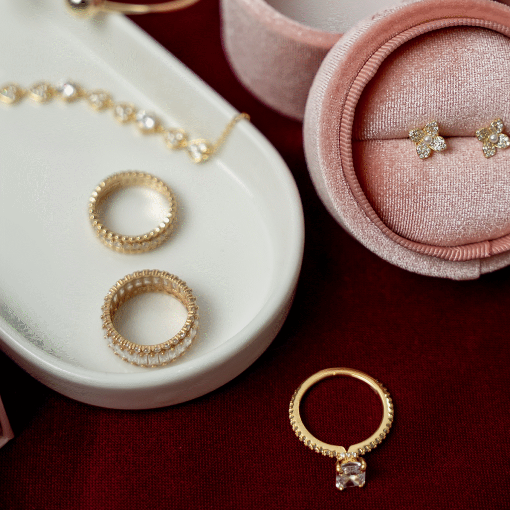 Kolczyki pozłacane na zatyczkę kwiaty z cyrkoniami i perłami Flora