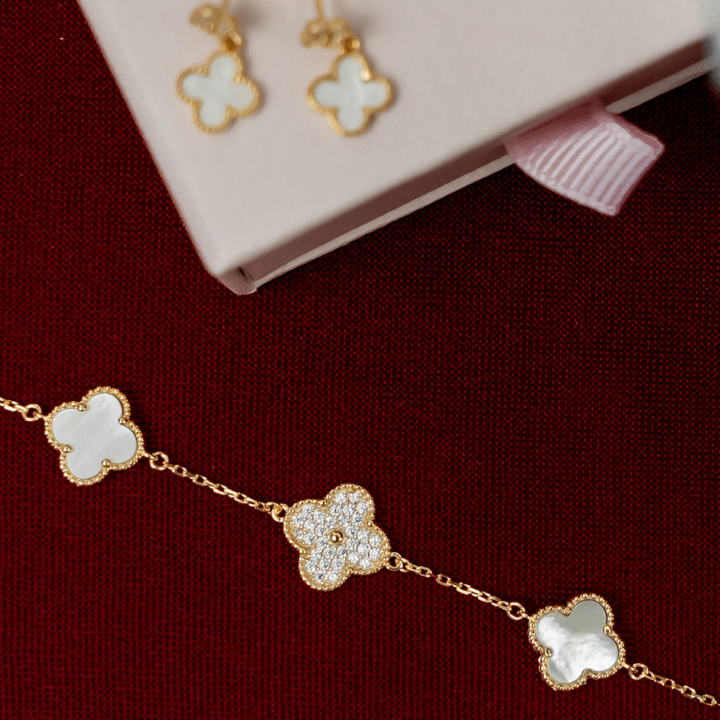 Bransoletka pozłacana ozdobiona koniczyną marokańską z masą perłową i cyrkoniami Rania