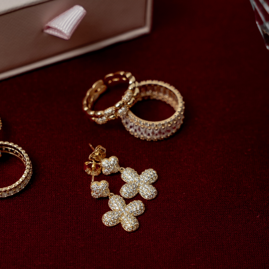 Kolczyki pozłacane wiszące na zatyczkę z motywem kwiatów z cyrkoniami Fiora