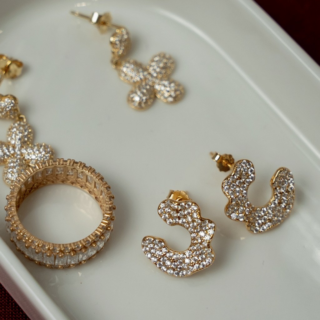 Kolczyki pozłacane na zatyczkę lekko falowane z cyrkoniami Amelia