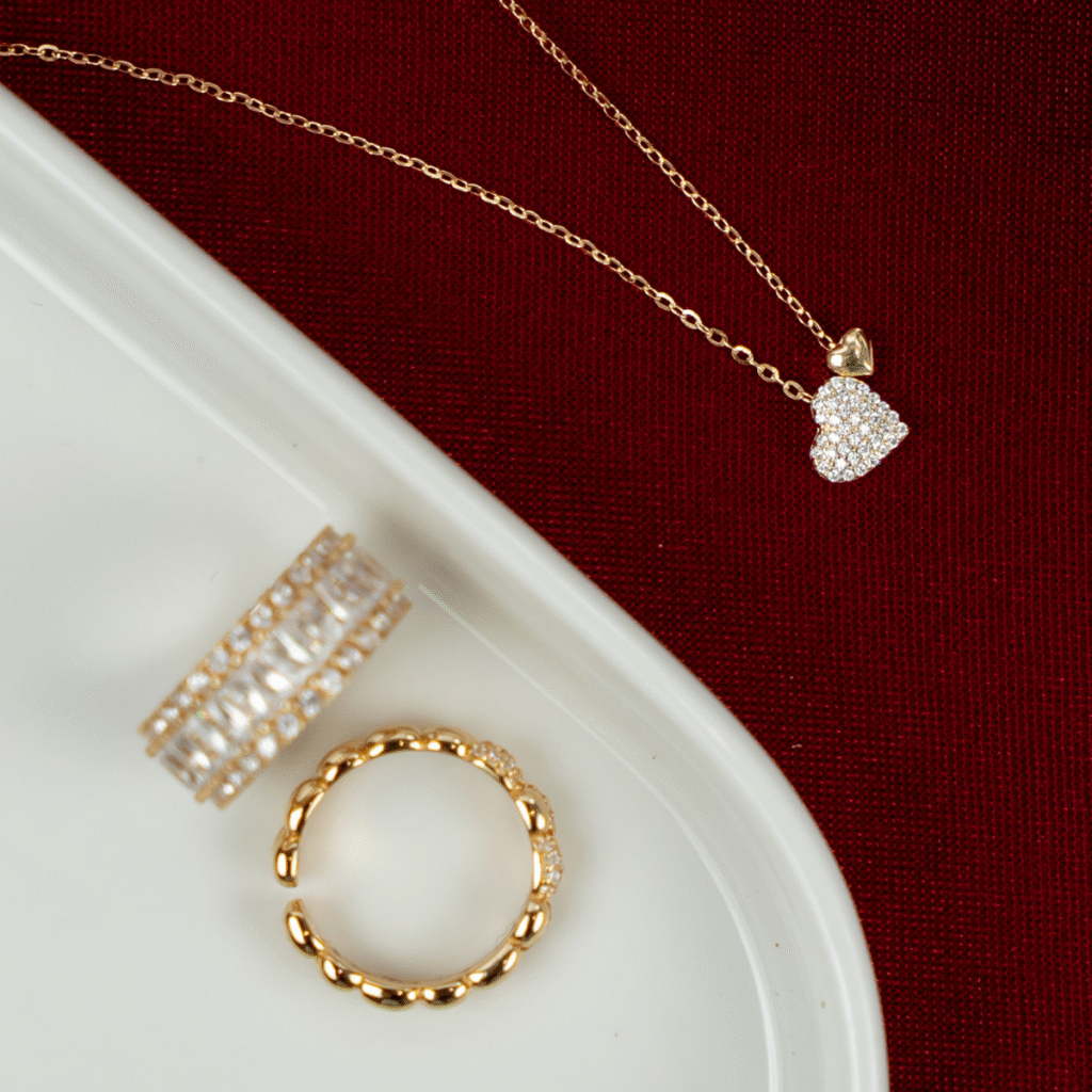 Pierścionek pozłacany niedomknięty z cyrkoniami i gładkimi elementami Lumine