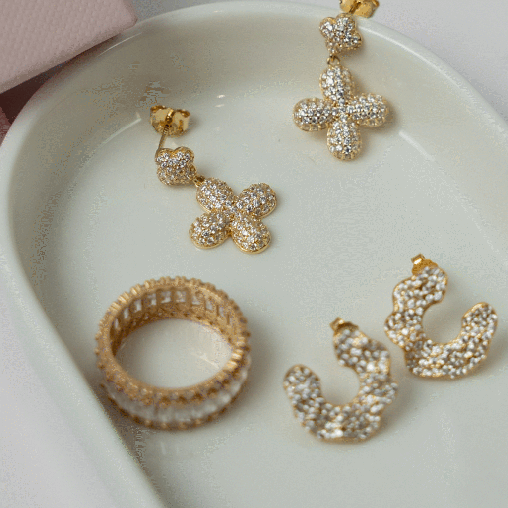 Kolczyki pozłacane wiszące na zatyczkę z motywem kwiatów z cyrkoniami Fiora