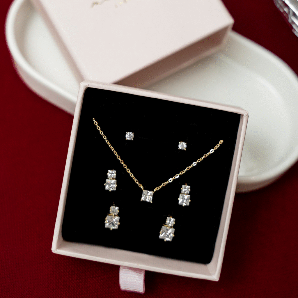 Kolczyki pozłacane na zatyczkę z cyrkonią Daphne