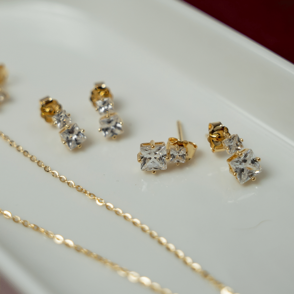 Kolczyki pozłacane na zatyczkę z cyrkonią Daphne