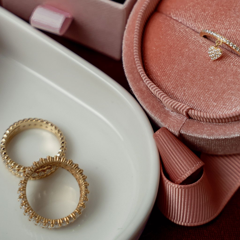 Pierścionek pozłacany niedomknięty z wiszącym serduszkiem z cyrkoniami Forever