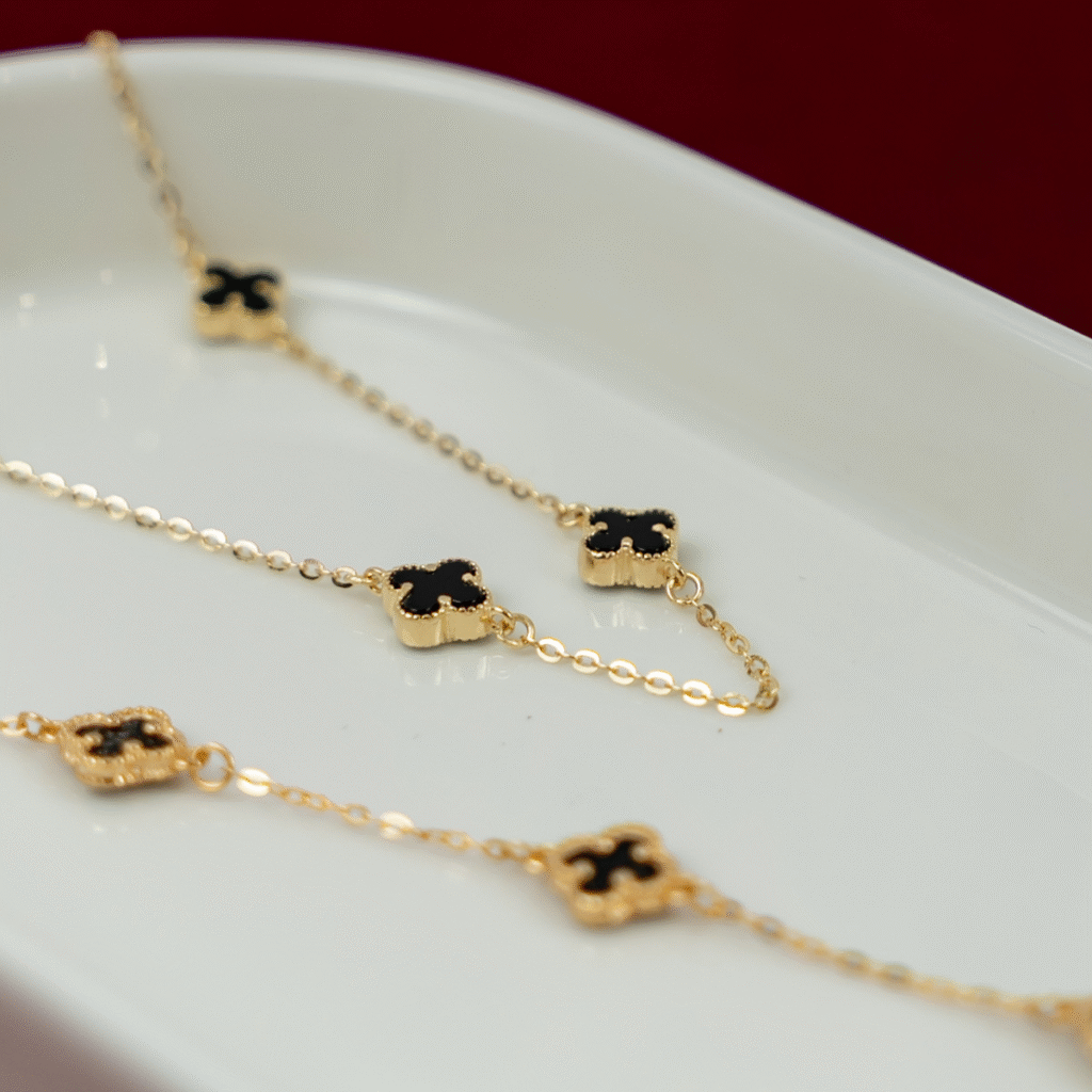 Bransoletka pozłacana z czarną koniczyna marokańska Maroko Black