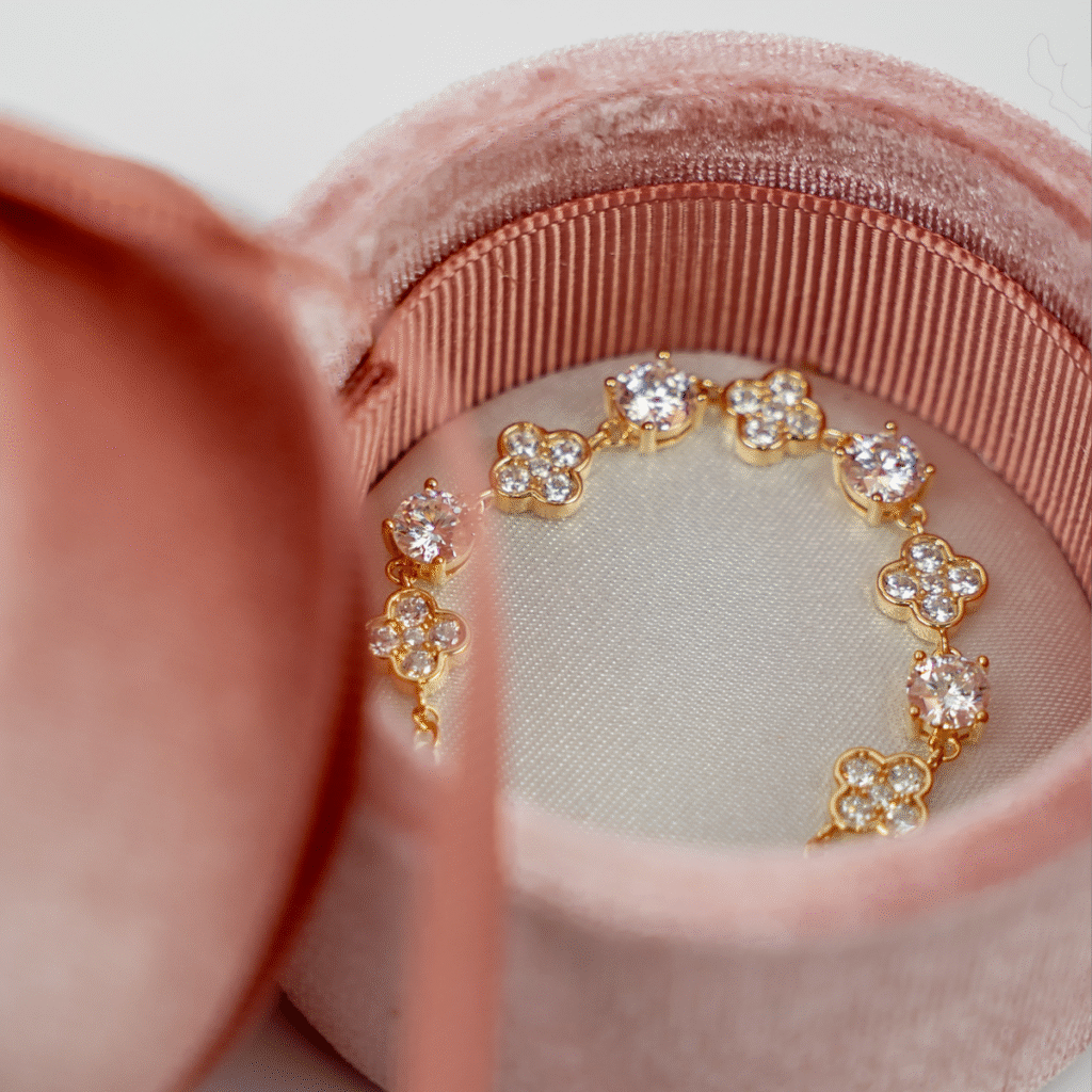 Bransoletka pozłacana ozdobiona koniczyną marokańską i moissanitami Demi