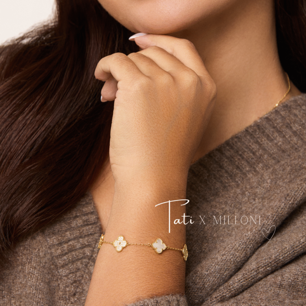 Bransoletka pozłacana ozdobiona koniczyną marokańską z masą perłową i cyrkoniami Rania