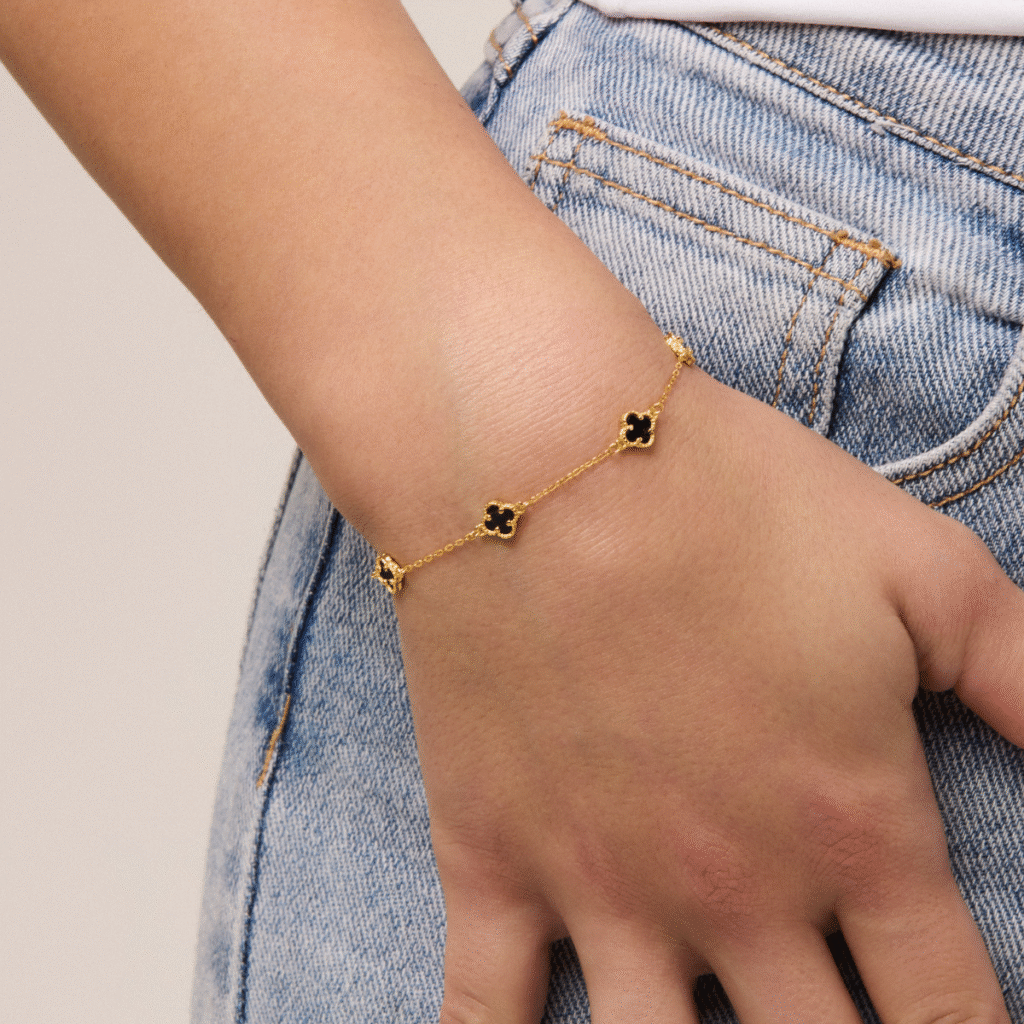 Bransoletka pozłacana z czarną koniczyna marokańska Maroko Black