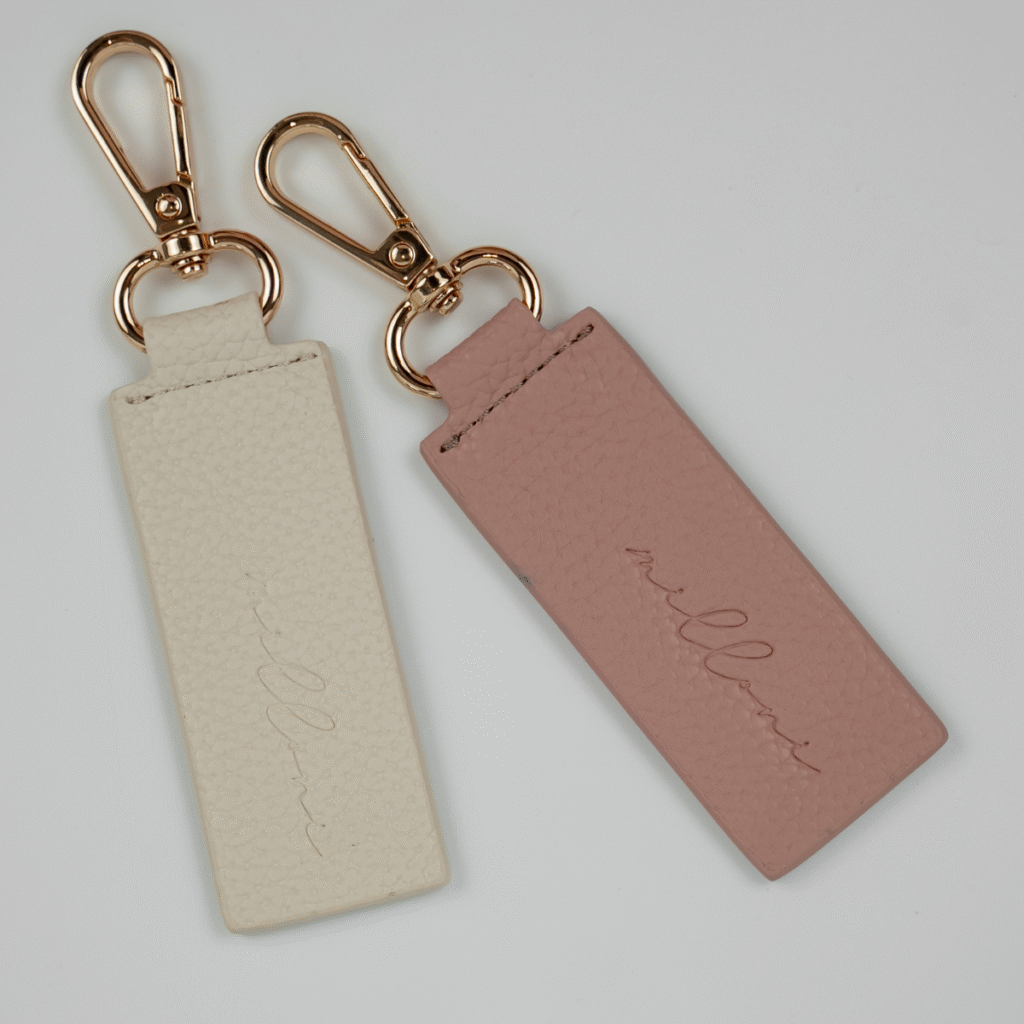 Brelok do kluczy w kolorze kremowym z logo Milloni