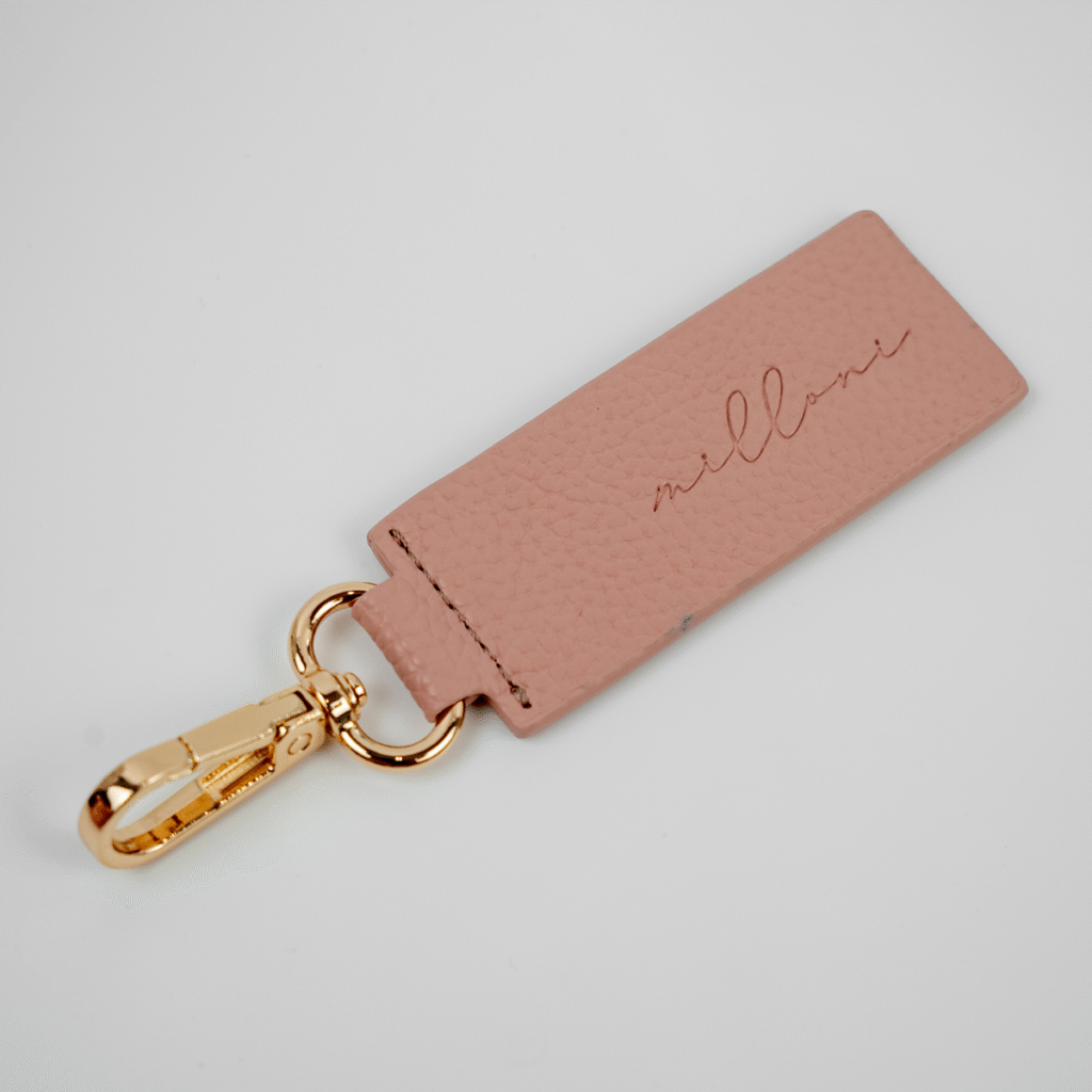 Brelok do kluczy w kolorze pudrowy-różowym z logo Milloni