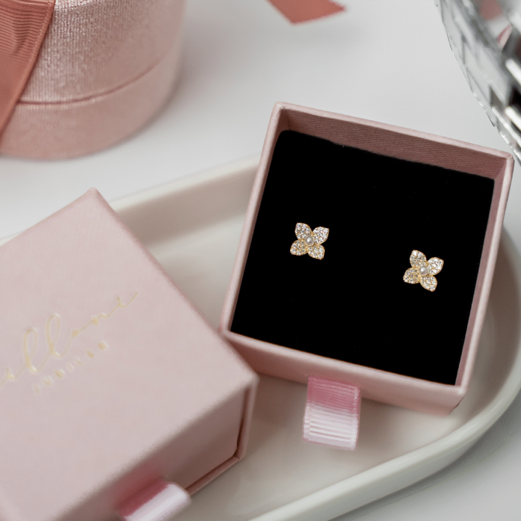 Kolczyki pozłacane na zatyczkę kwiaty z cyrkoniami i perłami Flora