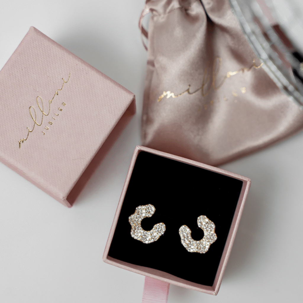 Kolczyki pozłacane na zatyczkę lekko falowane z cyrkoniami Amelia