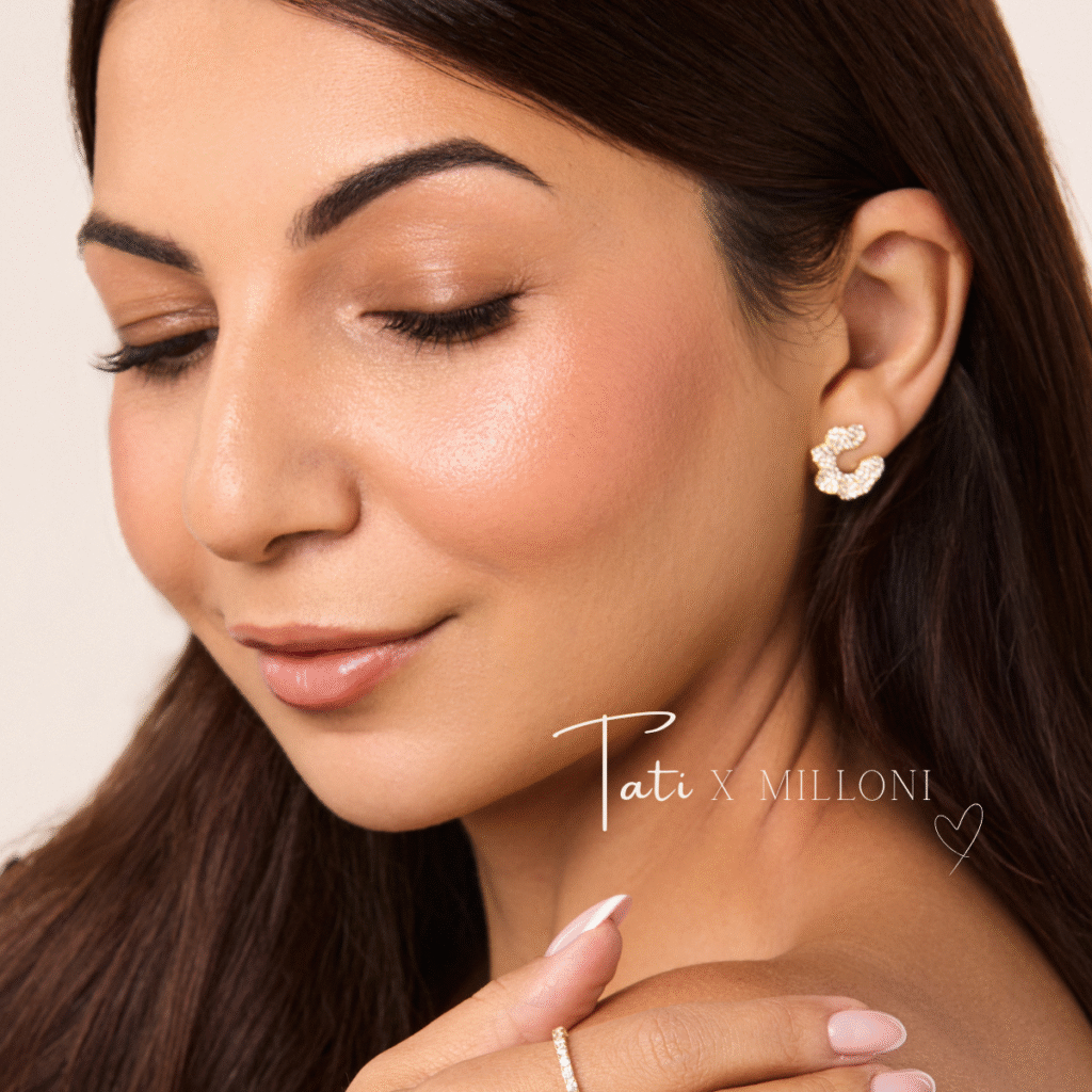 Kolczyki pozłacane na zatyczkę lekko falowane z cyrkoniami Amelia