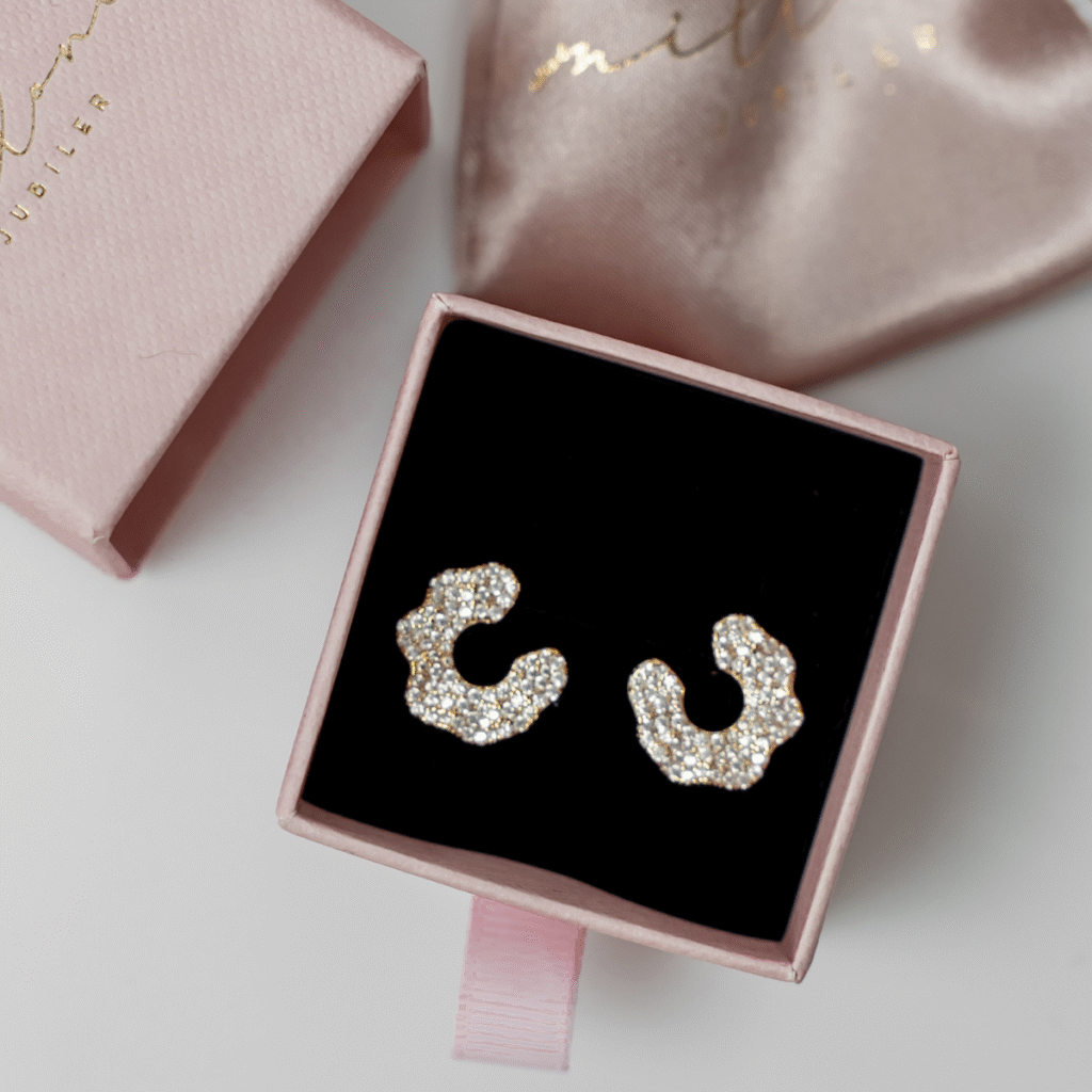 Kolczyki pozłacane na zatyczkę lekko falowane z cyrkoniami Amelia