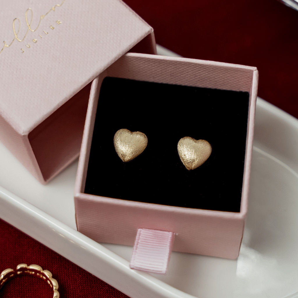 Kolczyki pozłacane na zatyczkę o satynowym wykończeniu Love