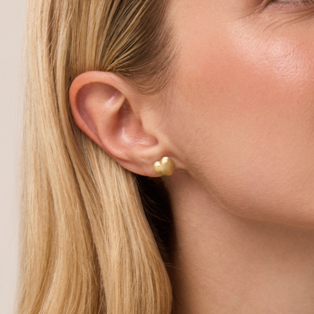 Kolczyki pozłacane na zatyczkę o satynowym wykończeniu Love