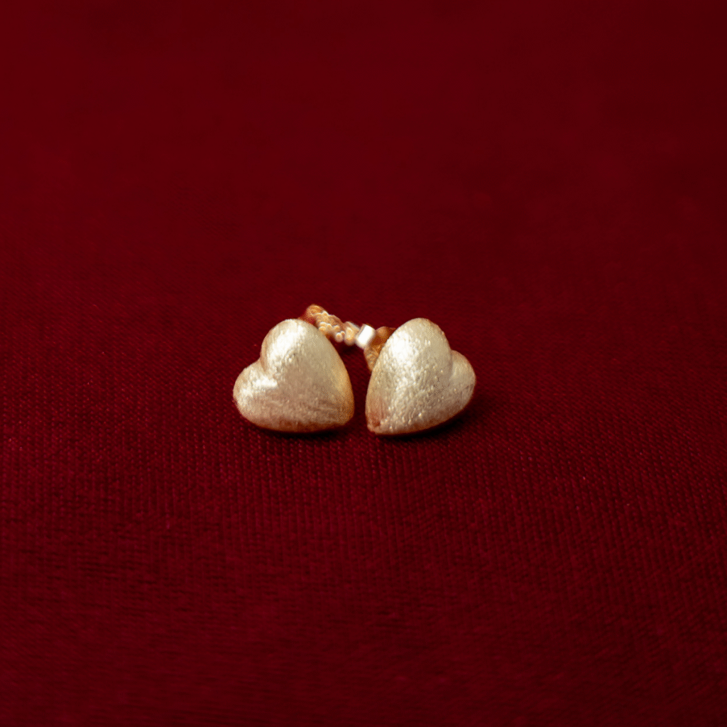 Kolczyki pozłacane na zatyczkę o satynowym wykończeniu Love