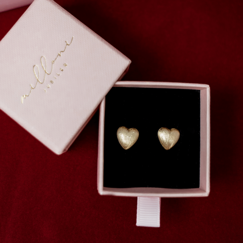 Kolczyki pozłacane na zatyczkę o satynowym wykończeniu Love