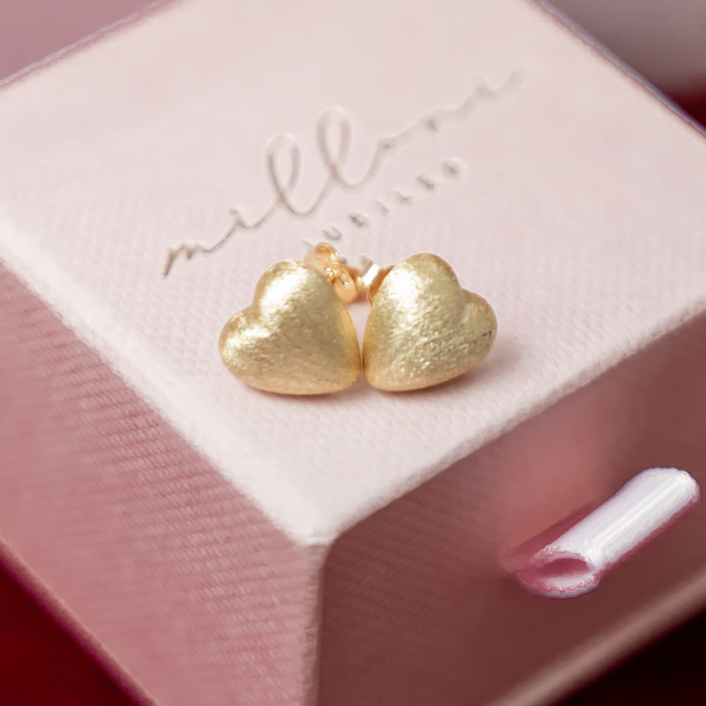 Kolczyki pozłacane na zatyczkę o satynowym wykończeniu Love