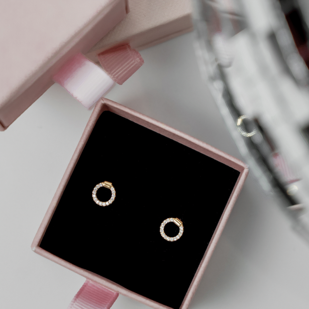 Kolczyki pozłacane na zatyczkę w kształcie koła z cyrkoniami Lumi