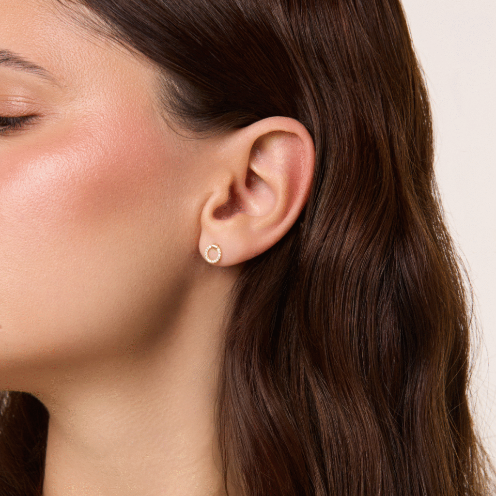 Kolczyki pozłacane na zatyczkę w kształcie koła z cyrkoniami Lumi