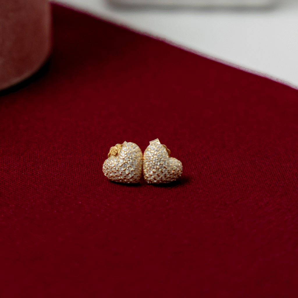 Kolczyki pozłacane na zatyczkę w kształcie serca z cyrkoniami Clara