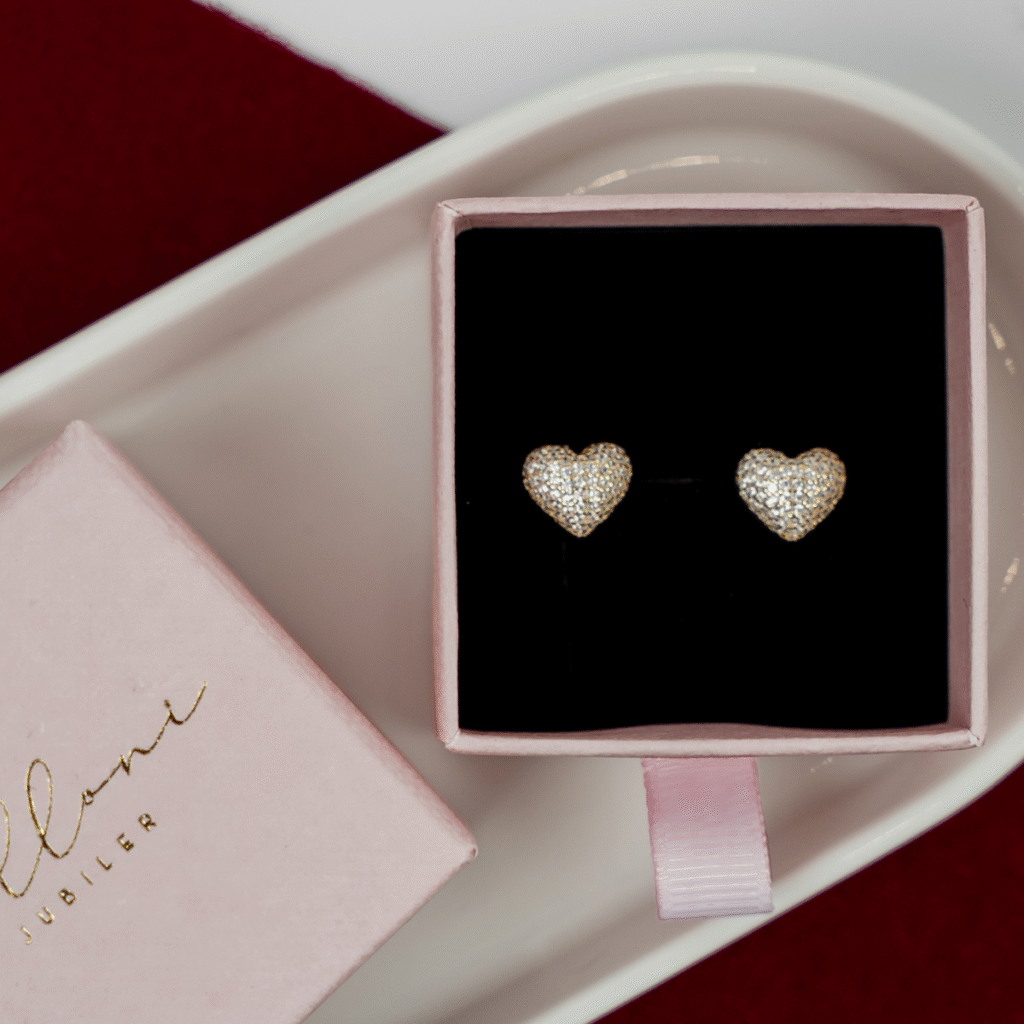 Kolczyki pozłacane na zatyczkę w kształcie serca z cyrkoniami Clara