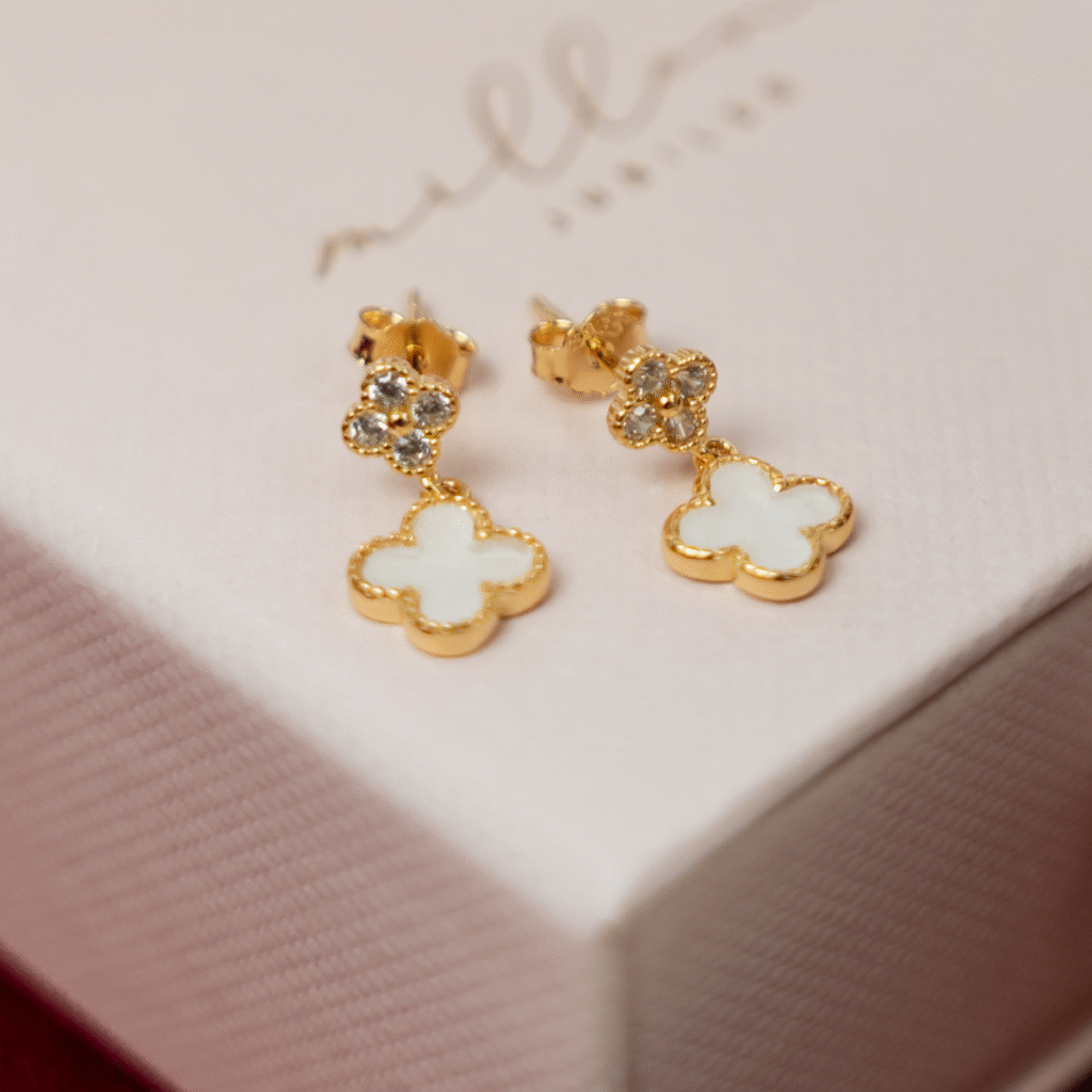 Kolczyki pozłacane na zatyczkę wiszące w kształcie koniczynki marokańskiej Maroko White