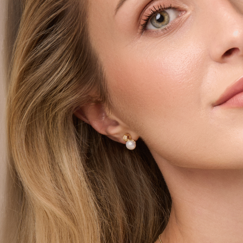 Kolczyki pozłacane na zatyczkę z perłą i cyrkoniami Aurelia