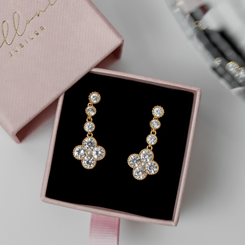 Kolczyki pozłacane wiszące na zatyczkę z cyrkoniami Leora