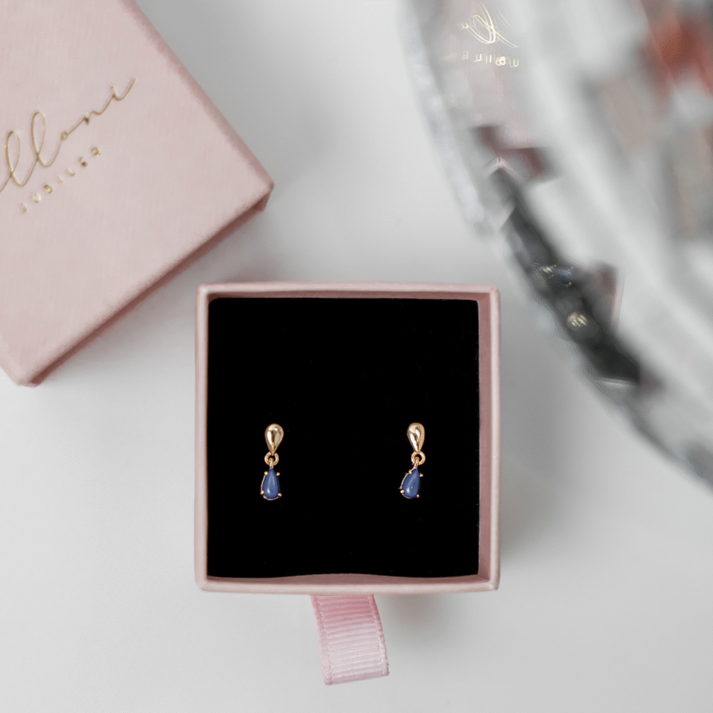 Kolczyki pozłacane wiszące na zatyczkę z kamieniem Lapis Lazuri Noelle