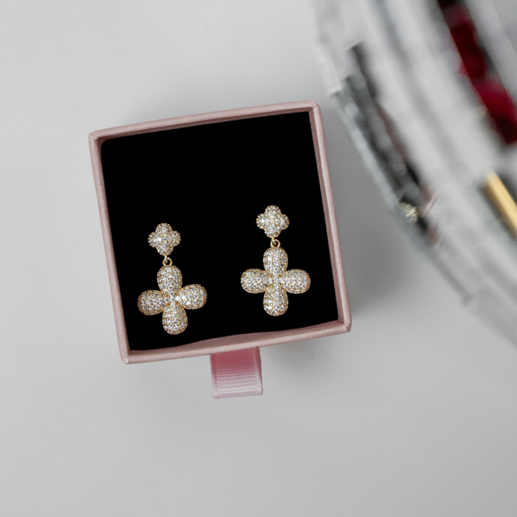 Kolczyki pozłacane wiszące na zatyczkę z motywem kwiatów z cyrkoniami Fiora