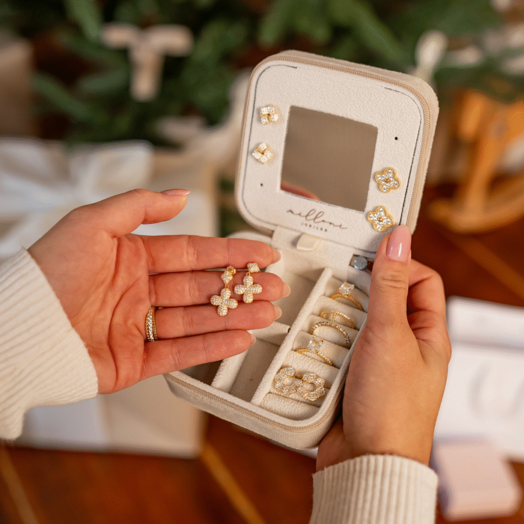 Kolczyki pozłacane wiszące na zatyczkę z motywem kwiatów z cyrkoniami Fiora