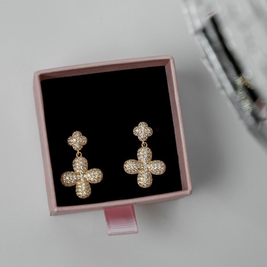 Kolczyki pozłacane wiszące na zatyczkę z motywem kwiatów z cyrkoniami Fiora