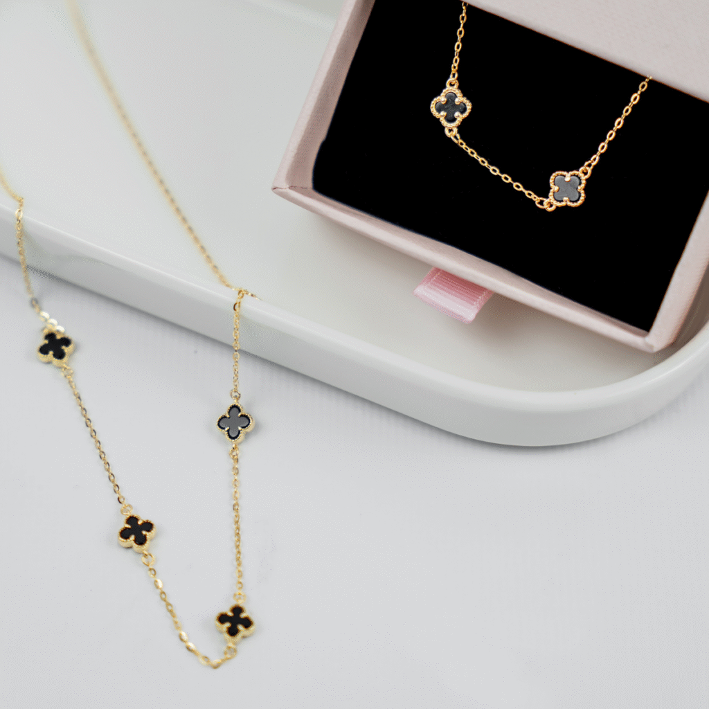 Bransoletka pozłacana z czarną koniczyna marokańska Maroko Black