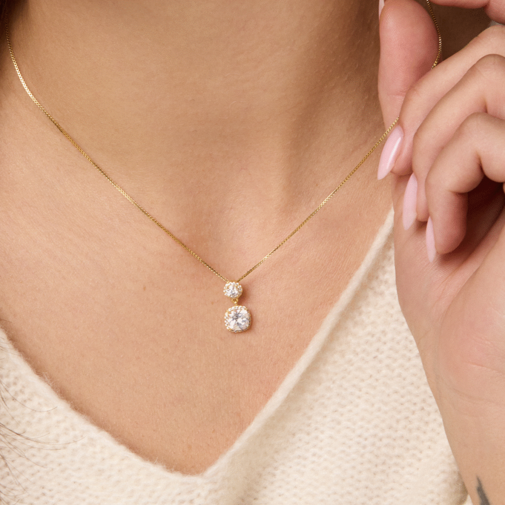 Naszyjnik pozłacany z zawieszką bogato zdobioną cyrkoniami Soleil