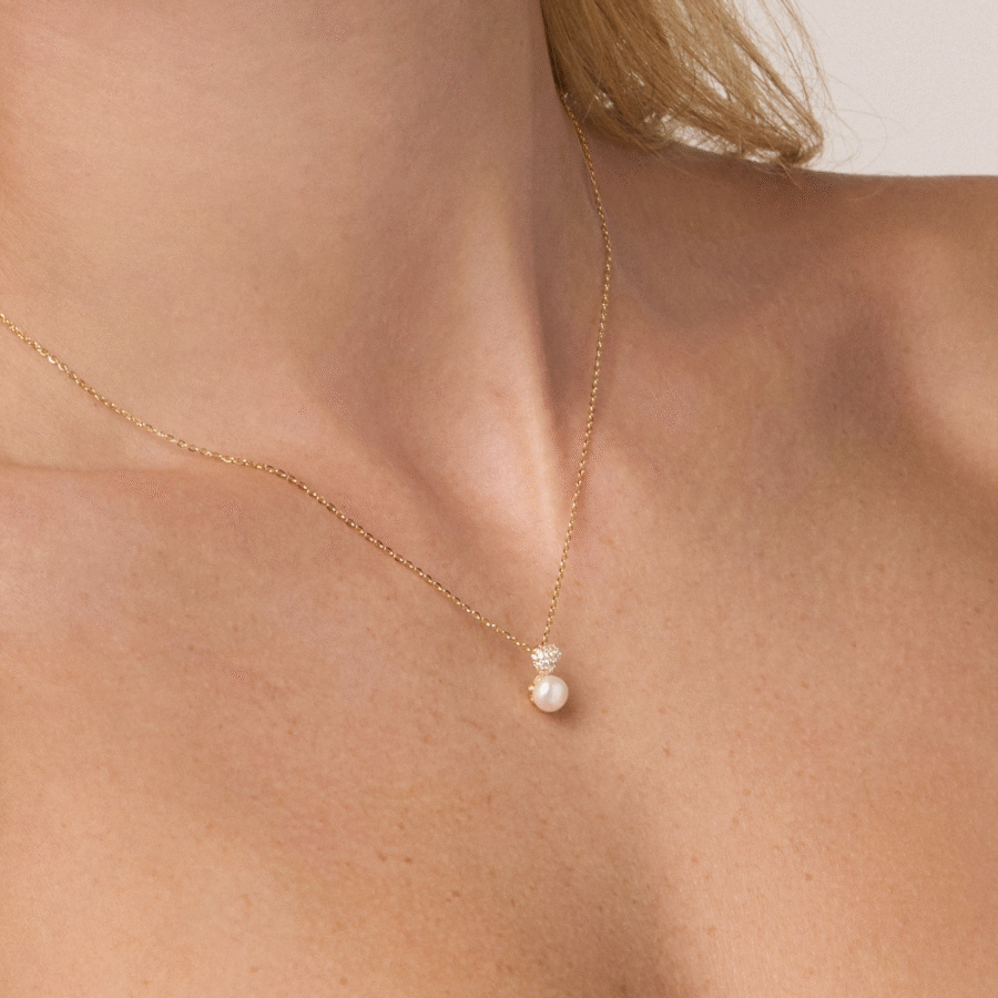 Naszyjnik pozłacany z zawieszką z perłą i cyrkoniami Aurelia