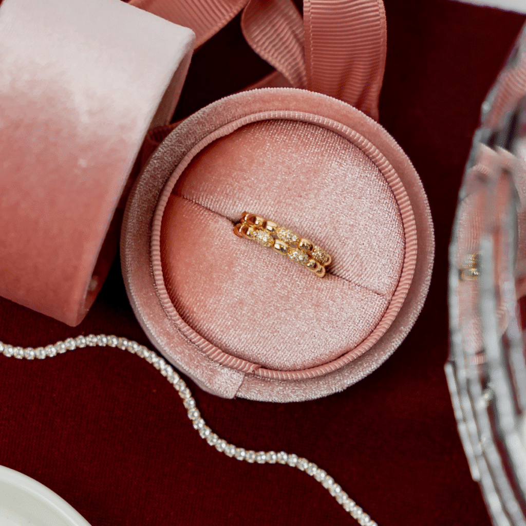 Pierścionek pozłacany niedomknięty z cyrkoniami i gładkimi elementami Lumine