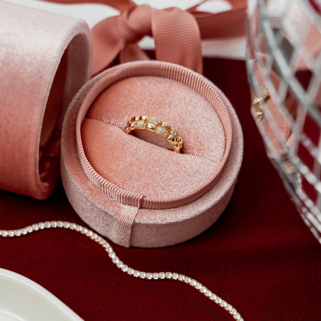 Pierścionek pozłacany niedomknięty z cyrkoniami i gładkimi elementami Lumine