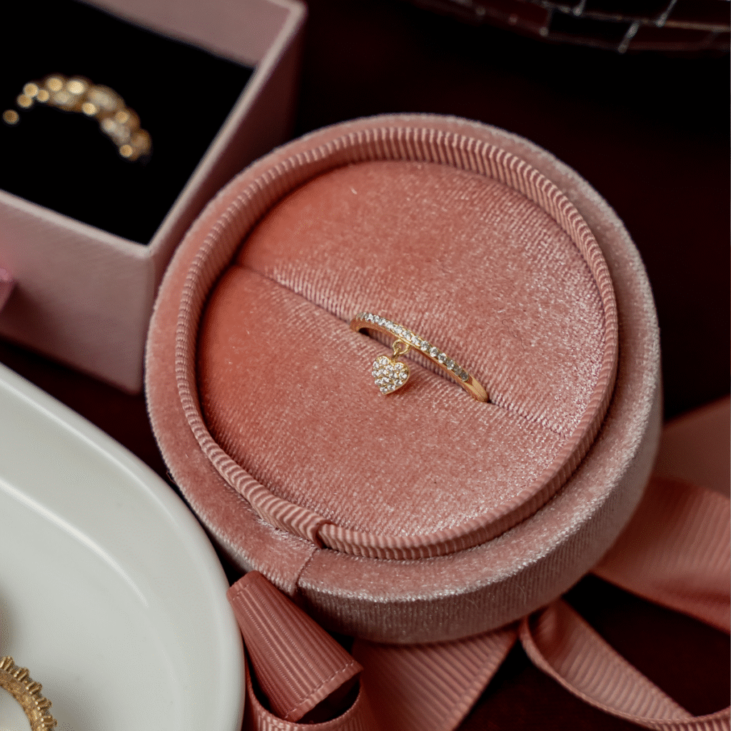 Pierścionek pozłacany niedomknięty z wiszącym serduszkiem z cyrkoniami Forever