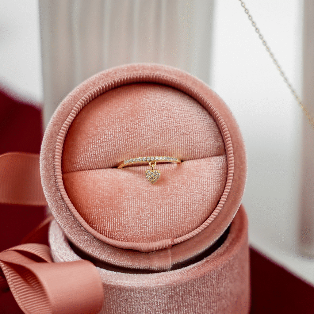 Pierścionek pozłacany niedomknięty z wiszącym serduszkiem z cyrkoniami Forever
