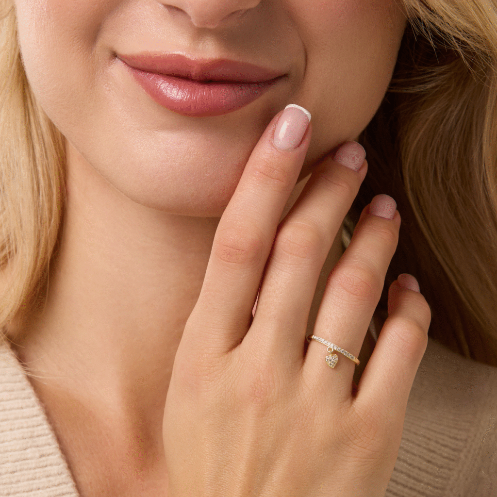 Pierścionek pozłacany niedomknięty z wiszącym serduszkiem z cyrkoniami Forever