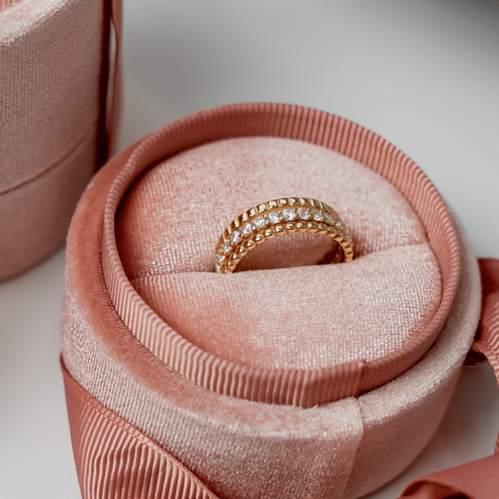 Pierścionek pozłacany potrójny bogato zdobiony cyrkoniami Solenne