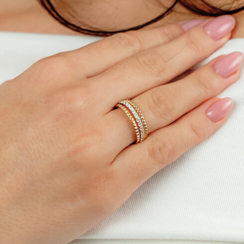 Pierścionek pozłacany potrójny bogato zdobiony cyrkoniami Solenne