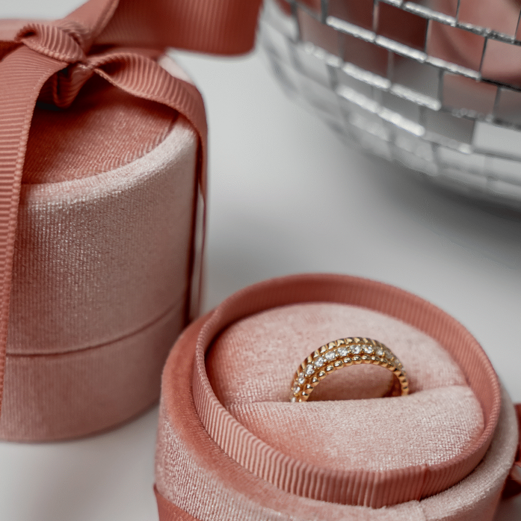 Pierścionek pozłacany potrójny bogato zdobiony cyrkoniami Solenne