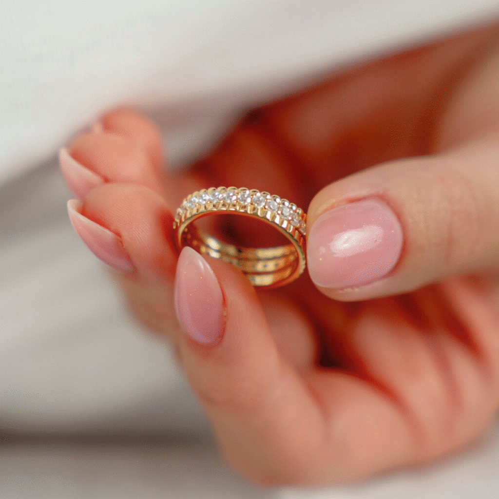 Pierścionek pozłacany potrójny bogato zdobiony cyrkoniami Solenne