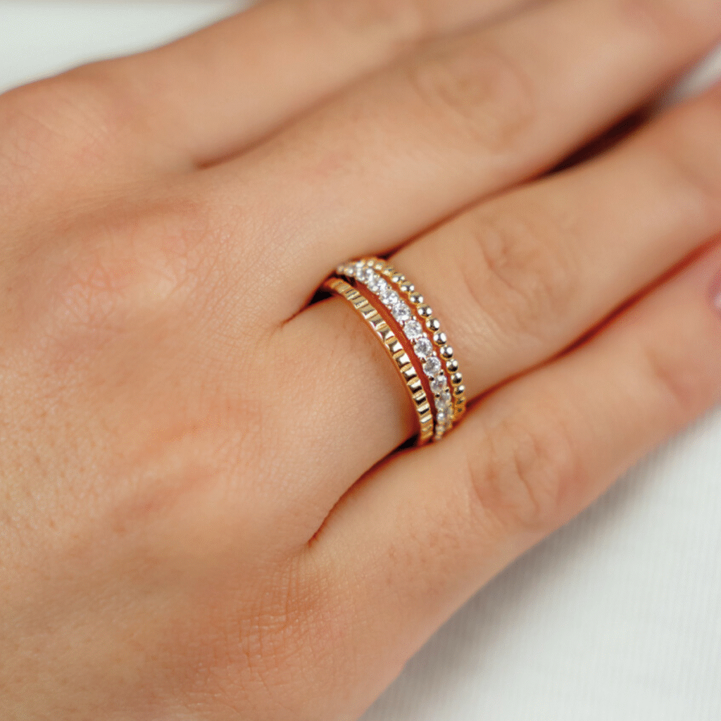 Pierścionek pozłacany potrójny bogato zdobiony cyrkoniami Solenne